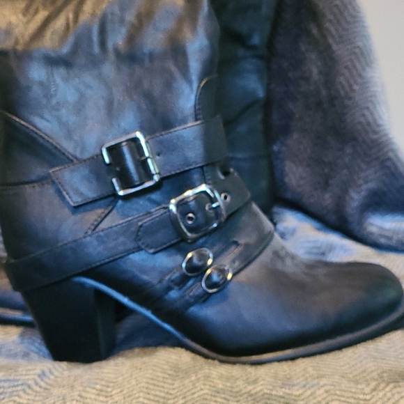 Size 9 Boots - Picture 2 of 3